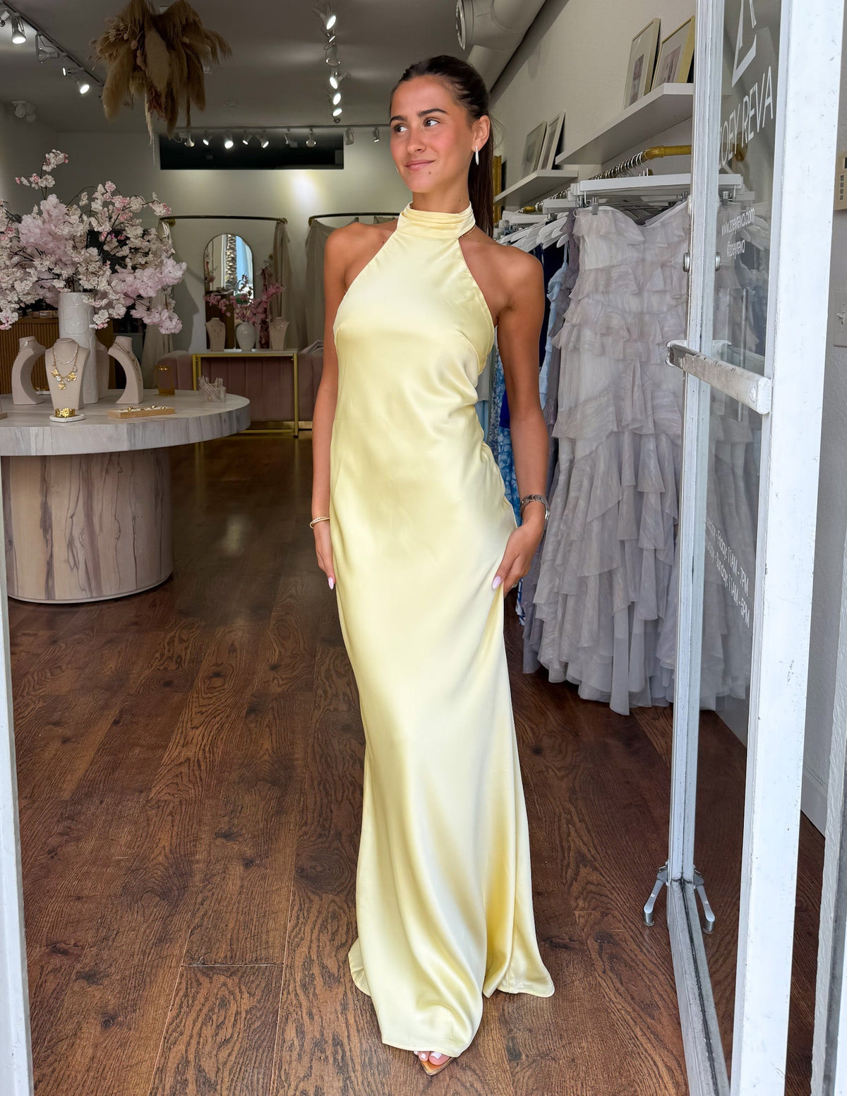 Elegantes Satin-Maxikleid mit Halter-Ausschnitt
